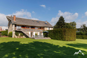 Maison ardennaise à Waimes pour 14 personnes (+1 bébé) et 2 chiens avec feu ouvert, terrasse, pétanque et module de jeux